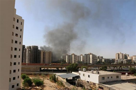 Fuertes combates cerca del aeropuerto de la capital de Libia